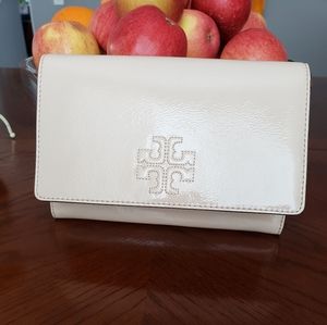 Tory Burch | Charlie Patent Flat Wallet Crossbody